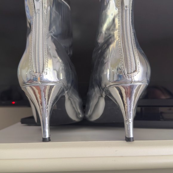 Urban Outfitters Silver Reflective Kitten Heeled Pointed Boots - Picture 2 of 4